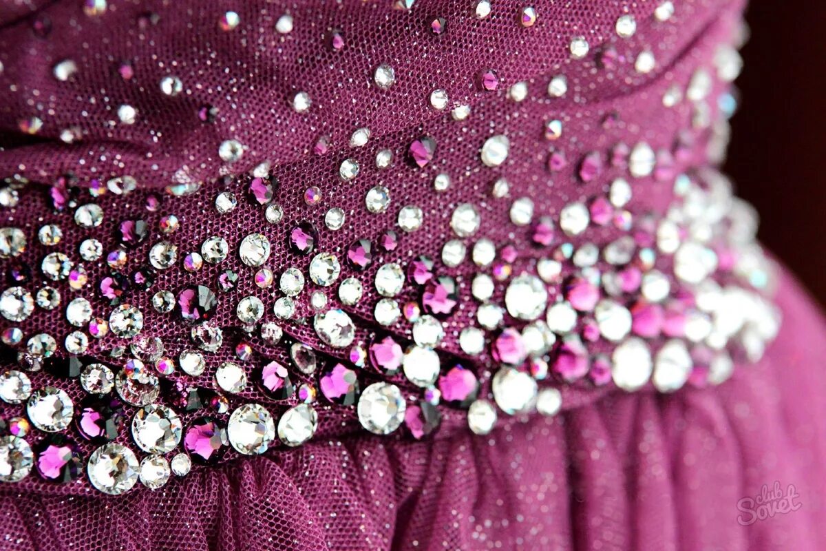 украшение платья бусинами. декор одежды стразами. украшение платья бисером. украшение бусинами одежды. декор одежды.