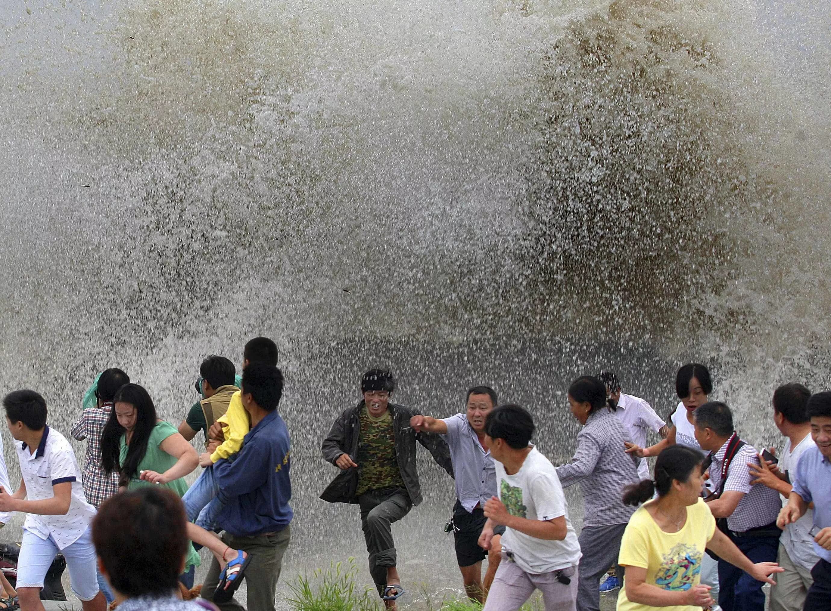 Спасающаяся толпа. Цяньтан приливная волна. Люди убегают от ЦУНАМИ. Человек убегает от волны. Люди спасаются от ЦУНАМИ.