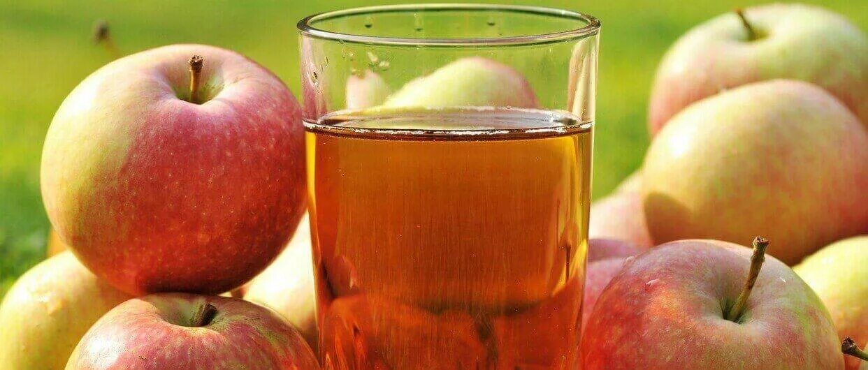Яблоко сок польза. Яблочный сок. Сок о! Яблоко. Яблочный сок в стакане. Свежевыжатый сок яблоко.