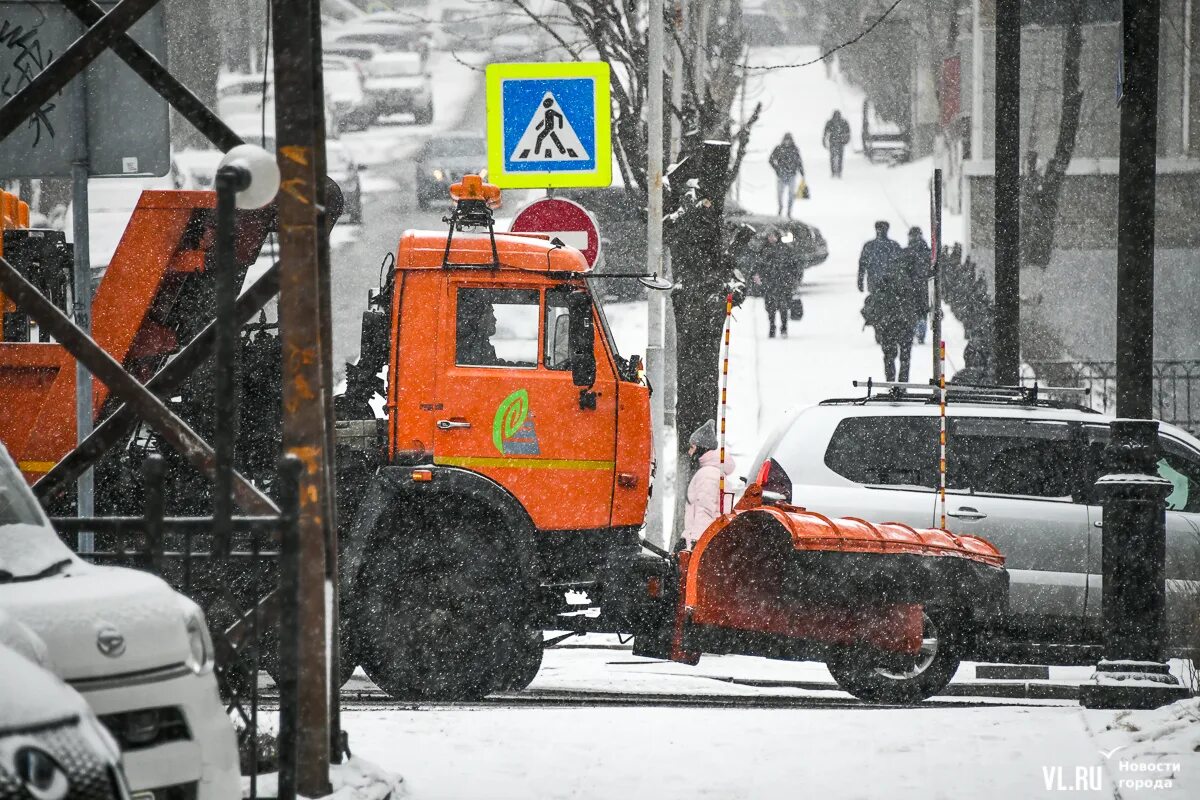 9 часов снег. Снежное утро. Снег во Владивостоке. Снегопад во Владивостоке. Снежный циклон.