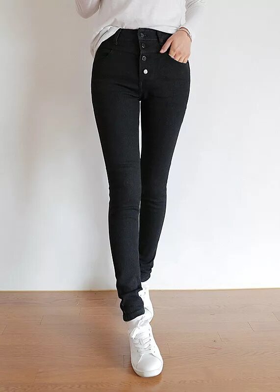 девушка брюки черные. девушка брюки черные. девушка в черных брюках. джинсы с черным пиджаком женские. брюки с каблуками.