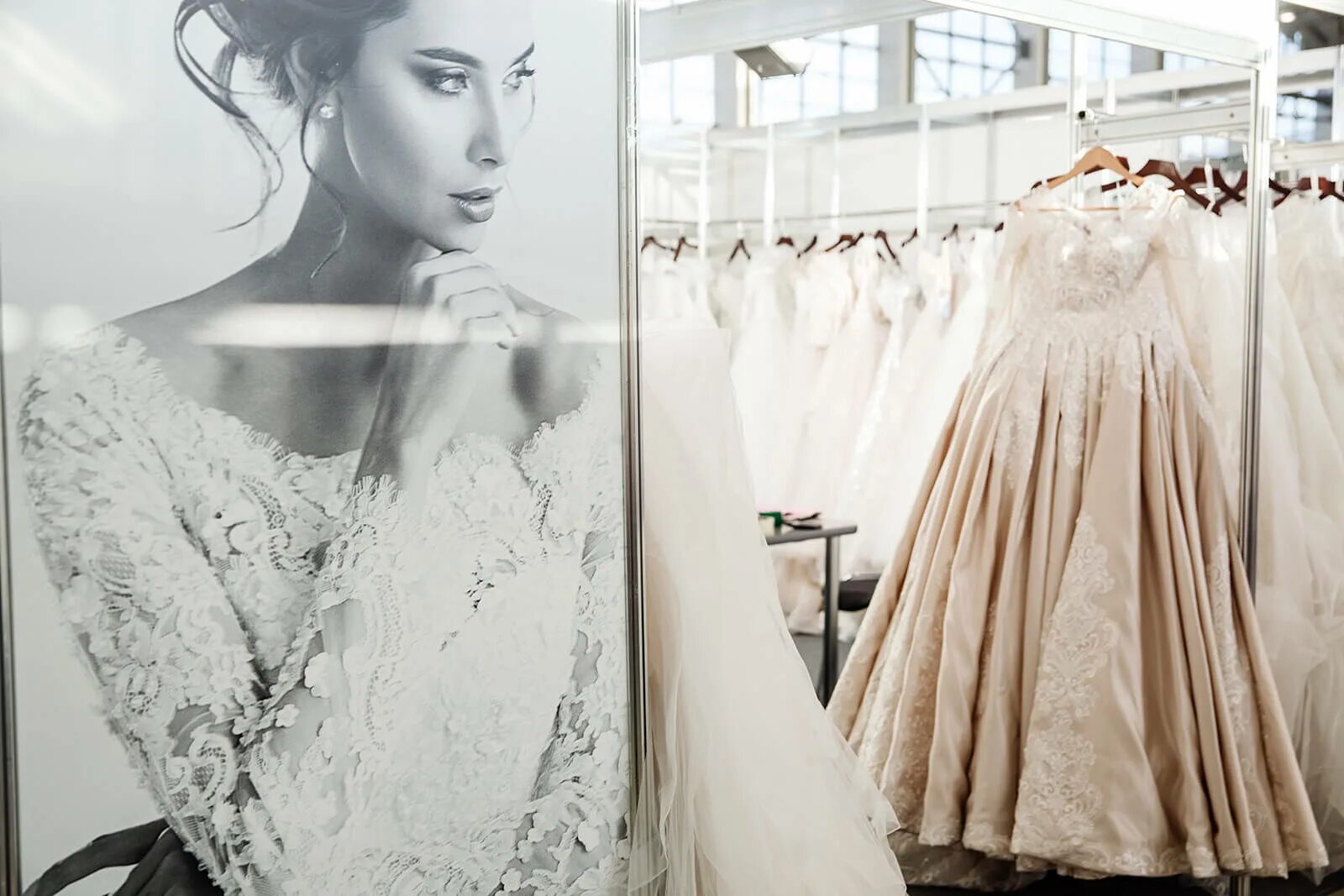 Выставка свадебных платьев. Свадебная выставка. wedding fashion moscow о выставке. свадебная выставка в москве 2025. салон свадебной и вечерней моды.