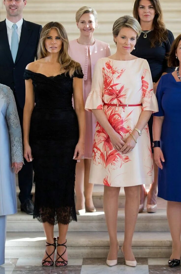 Наряды первых леди. Брижит макрон стиль. Платье первых леди. Платье первых леди. Стиль мелани трамп.