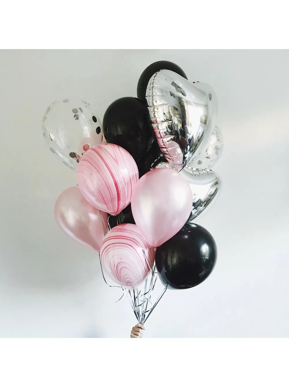 Черно розовые шары. Розовые черные и белые шары. Розово-черные шары в фонтане. Шарики черно розовые.