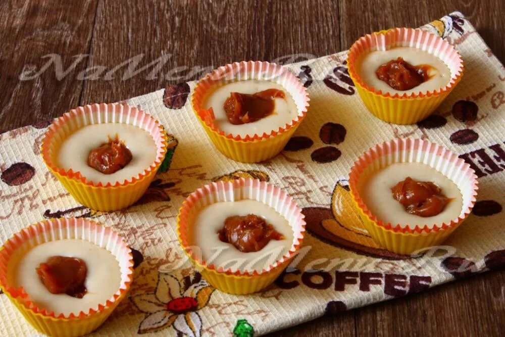 кексы со сгущенкой в силиконовых формочках. жюльен в силиконовых формочках. новогодние кексики в силиконовых формочках. кексы со сгущенкой в силиконовых формочках. кексики с вареной сгущенкой в силиконовых формочках.