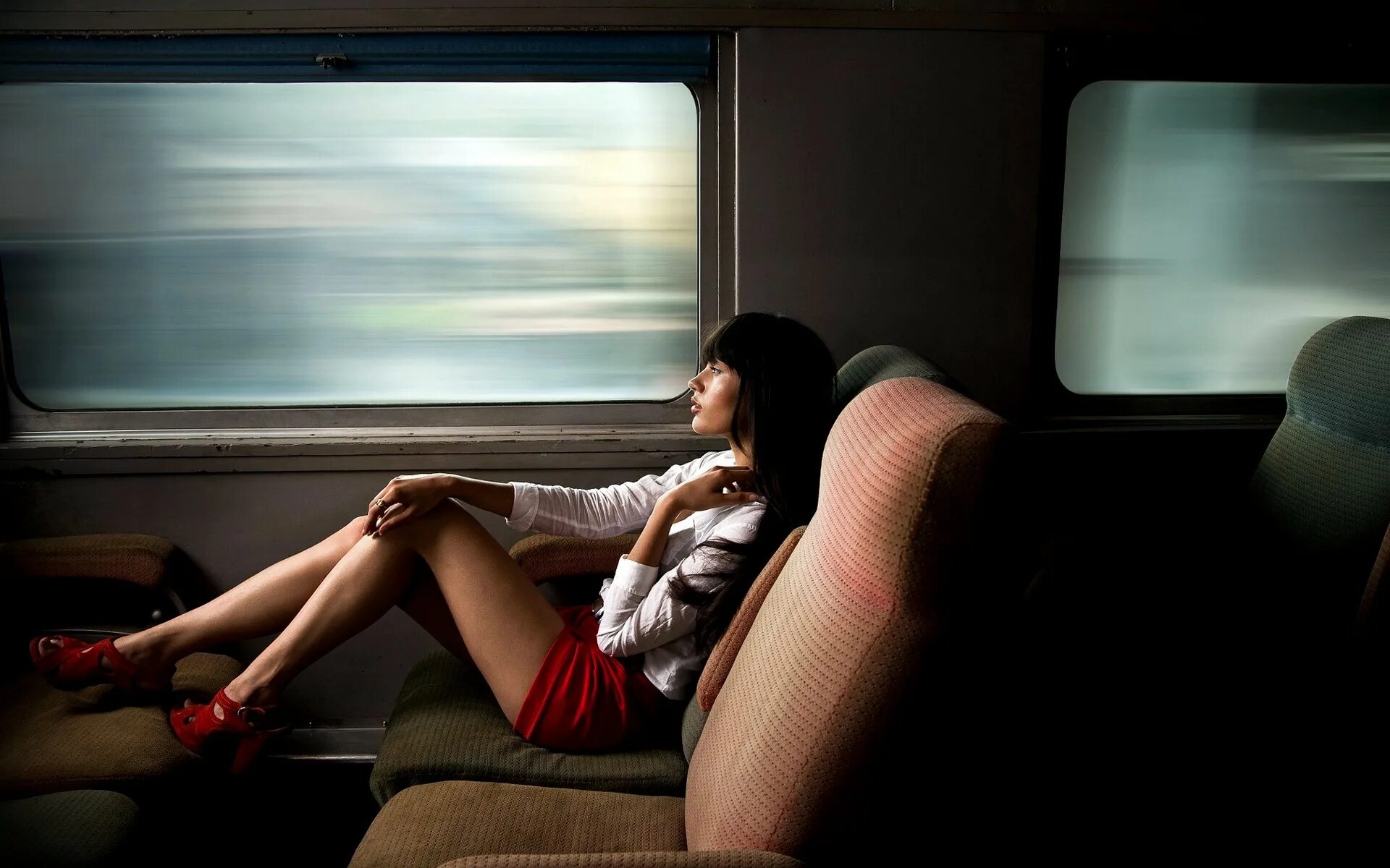 Девушка в поезде. Девушки в купе. Девушка в поезде. Женское купе. Т девушку в купе поезда.