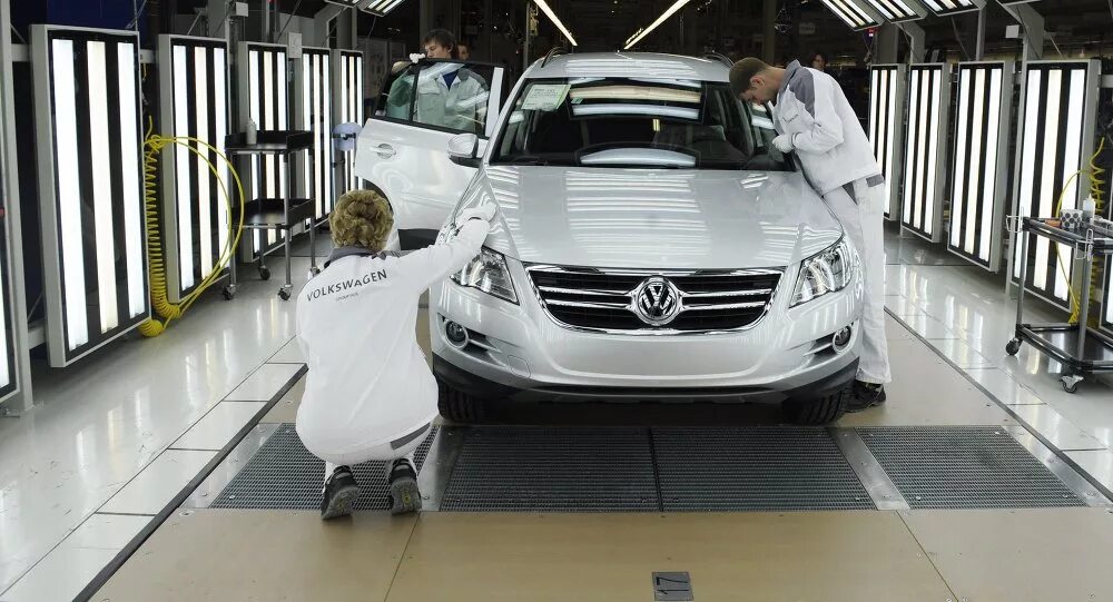 2800 машин за 20 дней. Завод Фольксваген в Германии. Volkswagen Group Rus. Фольксваген Калуга. Фольксваген белый новый завод.