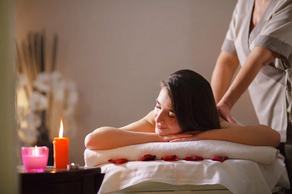 Massage o. Спа массаж. Массажная комната. Девушка в спа. Девушки массажный салон.