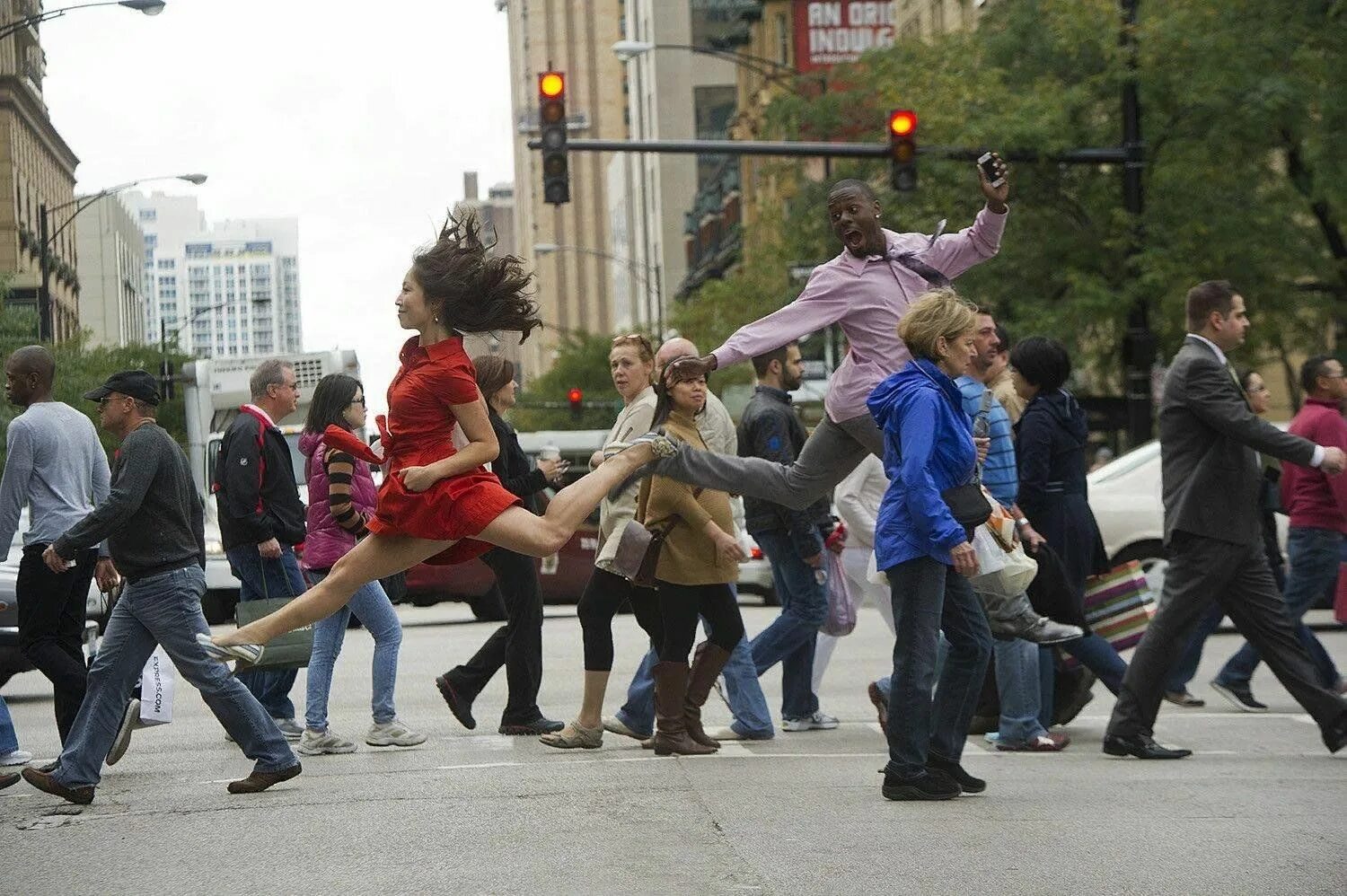 Где в 2 танцуют. Фотограф Джордан Мэттер. Люди танцуют. Танцы на улице. Люди на улице.