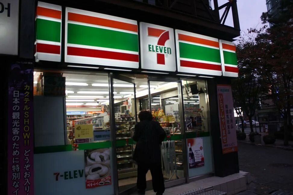 7 11 shop. Севен Элевен в Корее. 7 Eleven Корея. Севен Элевен магазин в Корее. 7-11 Севен Элевен.