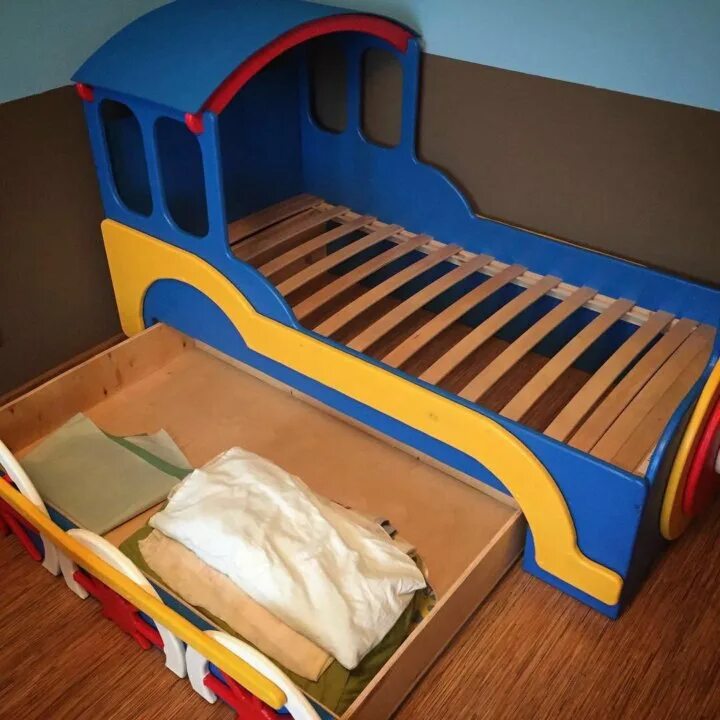 Train bed. Поезд кровать для детей. Кровать поезд для мальчика. Детская кроватка паровозик. Детская кровать в виде поезда.