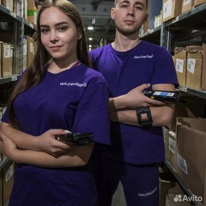 Комплектовка товара на складе. Форма валберис для сотрудников. Форма вайлдберриз для сотрудников. Работник вайлдберриз. Склад wildberries коледино.