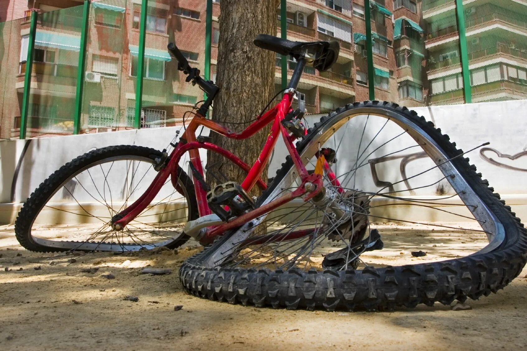 Broken bike. Поломанный велосипед. Разбитый велосипед. Ломает велосипед. Погнутый велосипед.