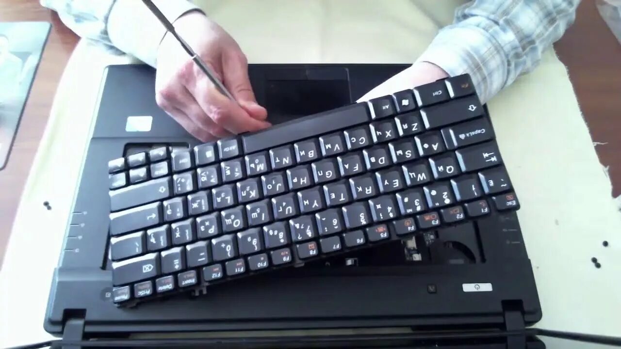 Клавиатура ноутбук крепление. Lenovo g530 клавиатура. клавиатура для lenovo g570. разобранная клавиатура ноутбука леново. сломанная клавиатура ноутбука.