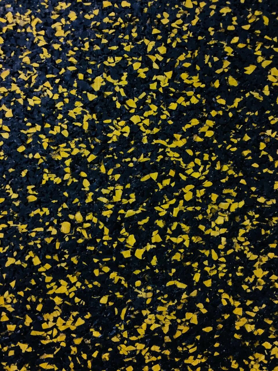 Regupol 6215. Регупол Manaus. Резиновое покрытие для детских площадок текстура. Резиновое покрытие желтое.