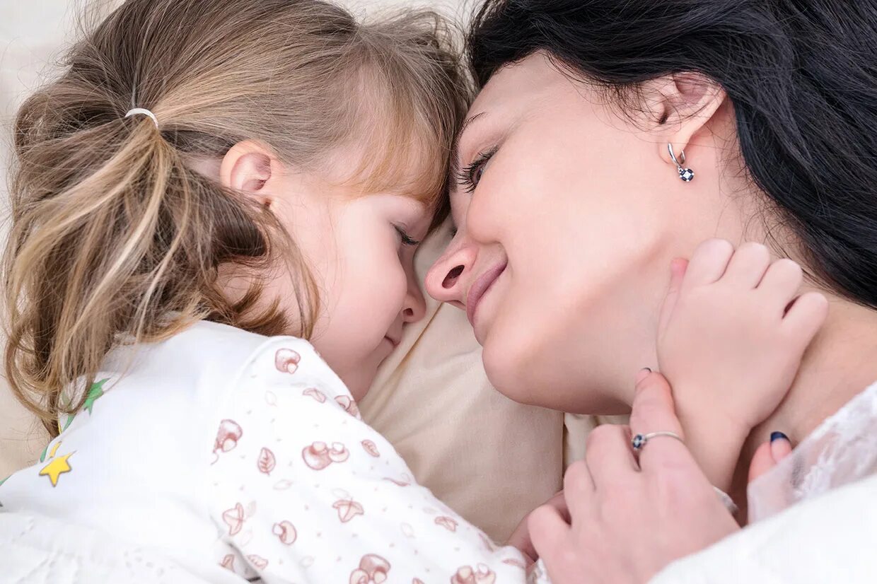 Снится мама целует. Мама с дочкой спят в обнимку. Мама с дочкой обнимаются на кровати. Красивая мама с дочкой с языком. Мама с дочкой уснули.