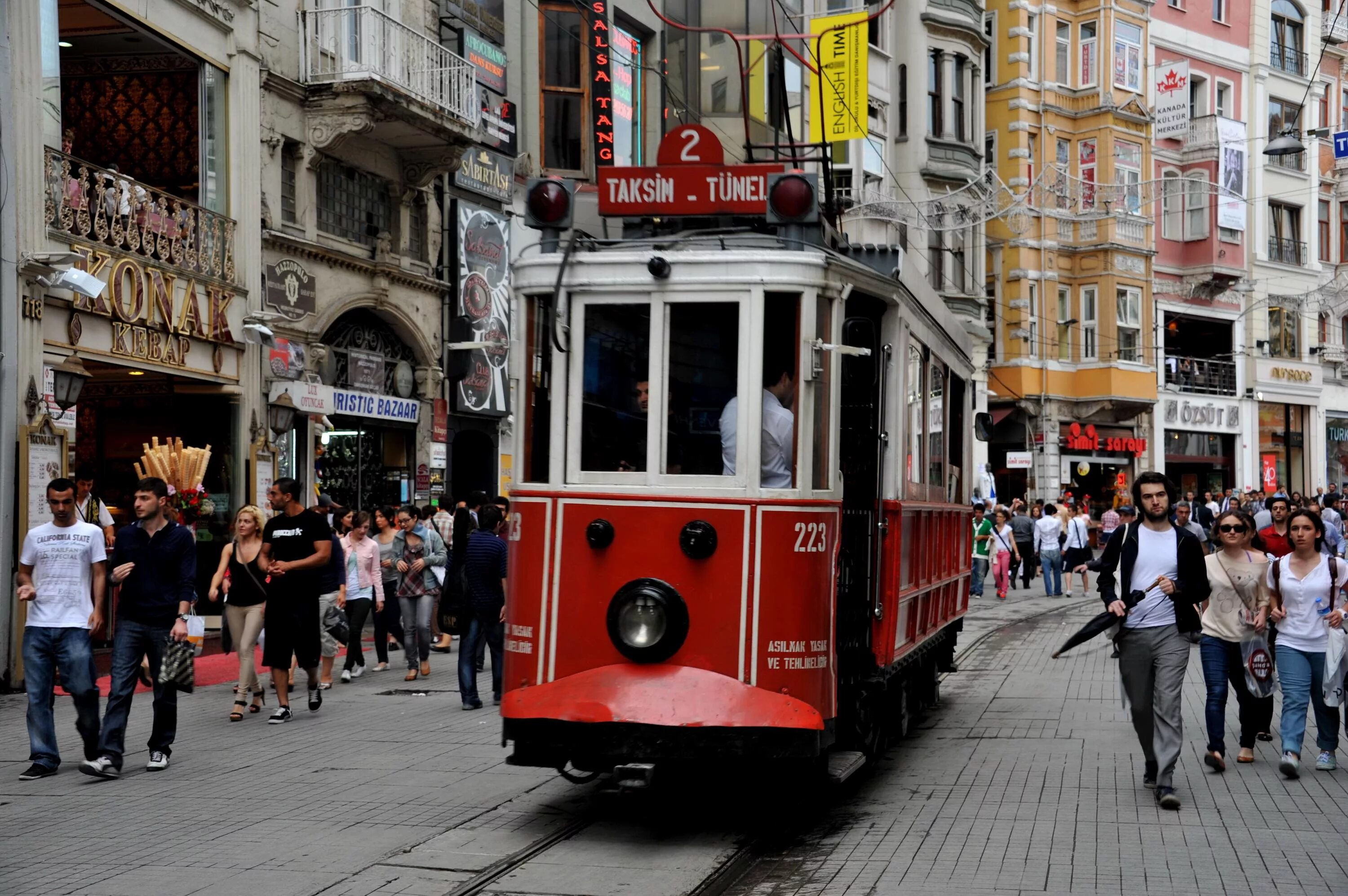 Истикляль Стамбул. Пешеходная улица Истикляль. Проспект Истикляль в Стамбуле. Площадь Таксим и улица Истикляль в Стамбуле.