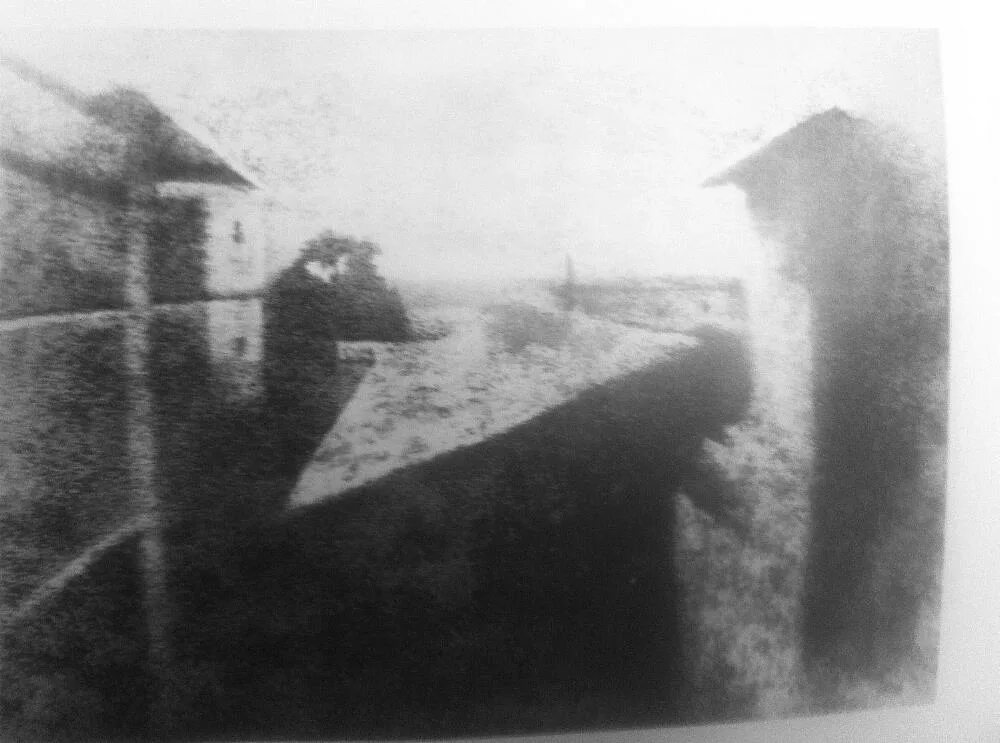 Первая фотография 1826. Жозеф Нисефор Ньепс вид из окна. "Вид из окна в Ле гра", Жозеф Ньепс, 1826. Ньепс 1826.