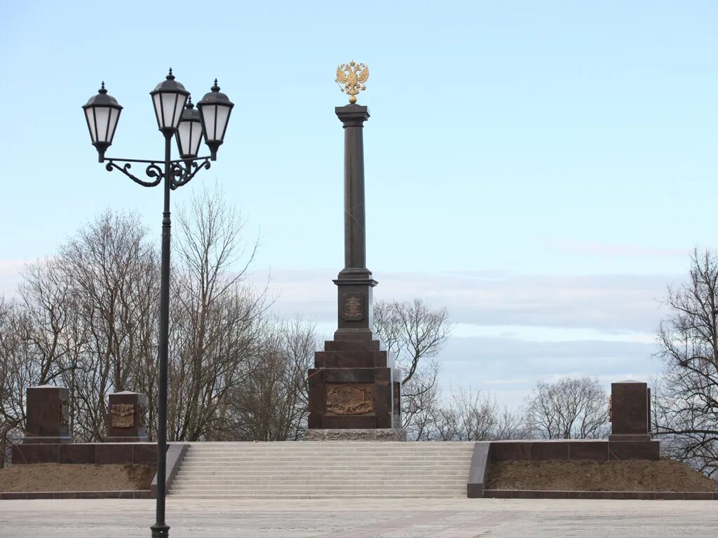 Города воинской славы питера. Ломоносов стела город воинской славы. Стела города воинской славы Ораниенбаума-Ломоносов. Стела «город воинской славы» (Колпино). Стела город воинской славы Ораниенбаум.