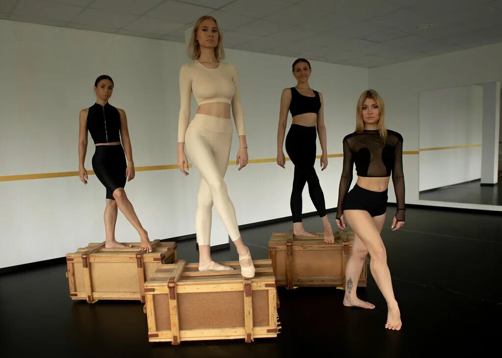 Студия растяжки пермь. Зал для растяжки. Студия растяжки пермь. Федерация йоги пермь. Зал с подсветкой для растяжки.