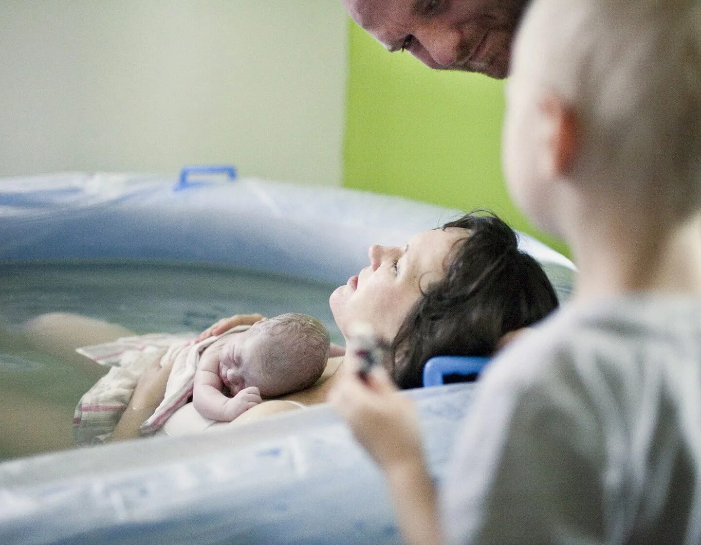 Девушка рожает на природе. Беременная фотосессия в лесу весной. Полицейские дрались с медведем пока женщина рожала. Младенец в лесу. Беременная женщина рожает.