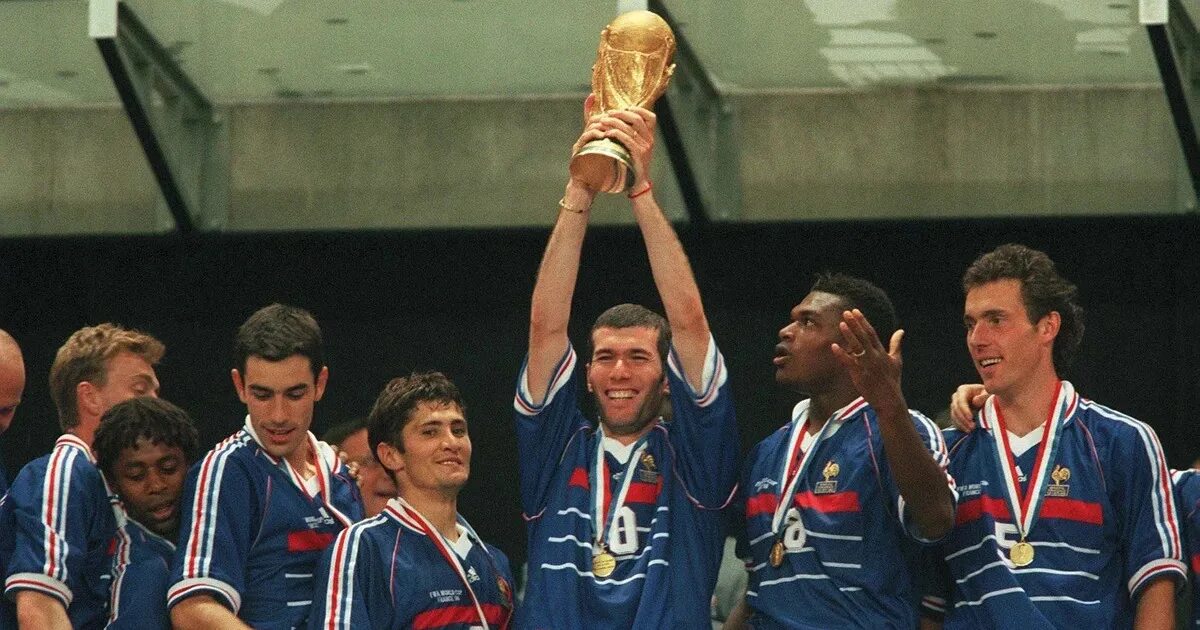 Франция чемпион какого года. Зинедин Зидан ЧМ по футболу 1998. Франция 1998 финал.