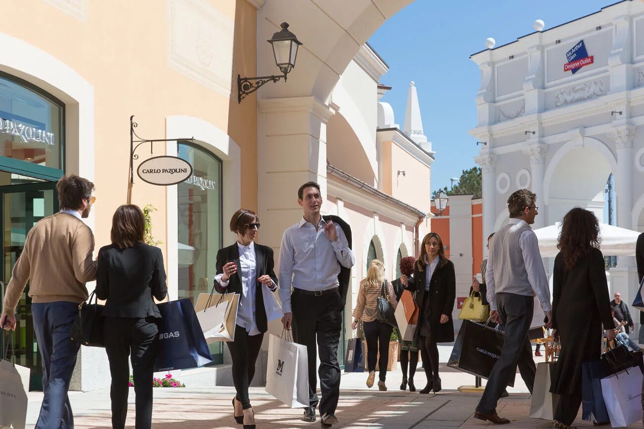 Аутлет в риме. Лацио castel romano designer outlet. аутлет бергамо. аутлет в бергамо италия. designer outlet castel romano stone island.