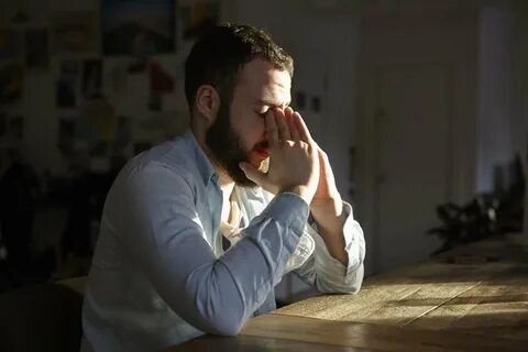 Человек переживающий за работу