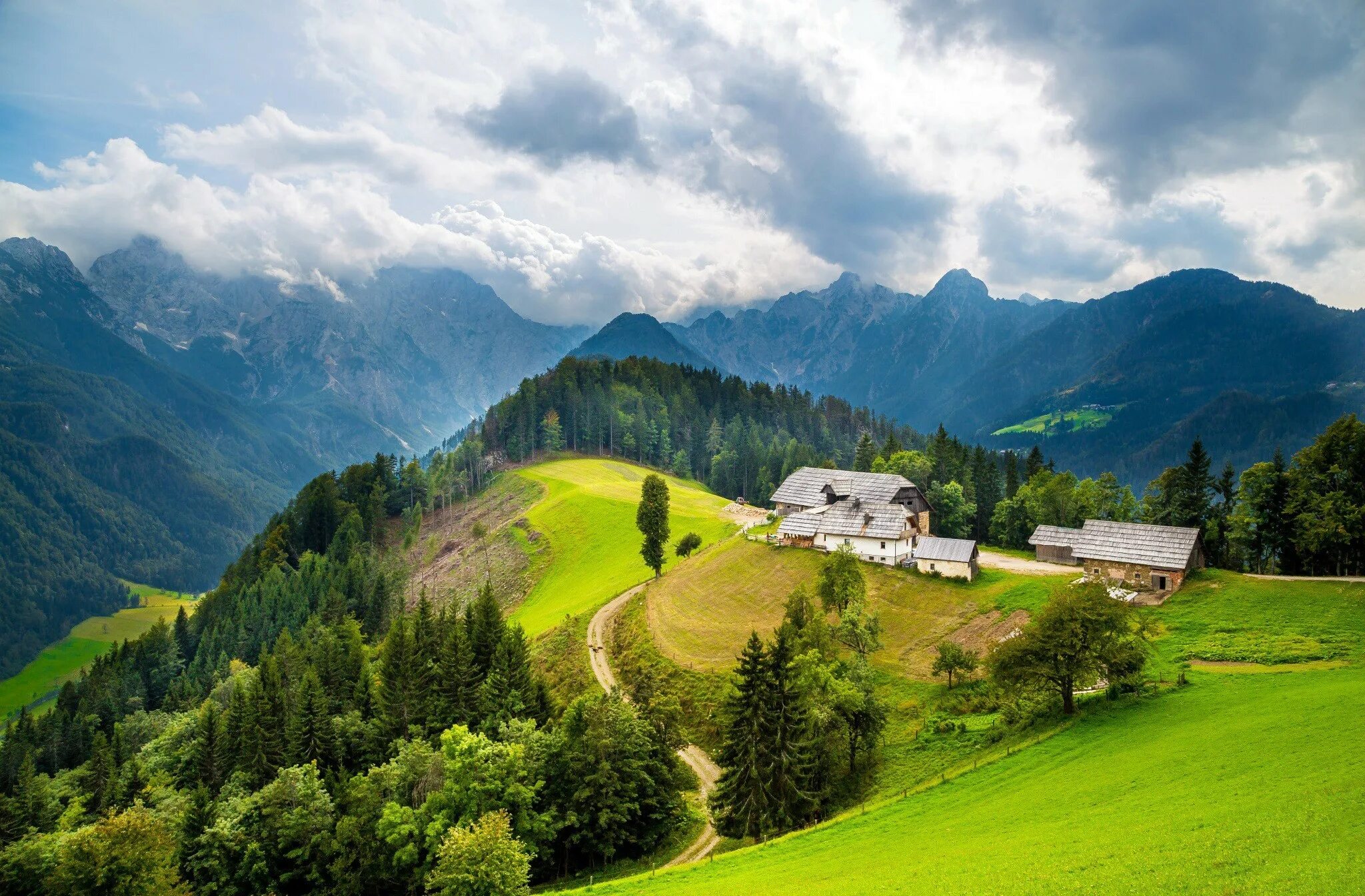 Долина Лаутербруннен Швейцария. Альпийские Луга Швейцария. Зеленые холмы Швейцарии. Природа Швейцарии Альпы.