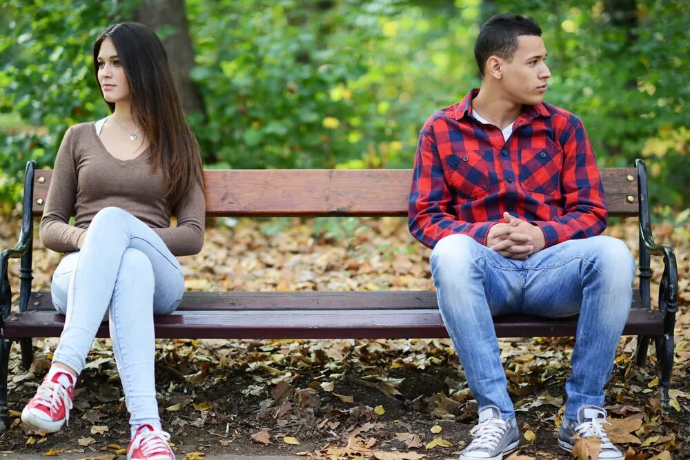 Стеснительную жену друзьям. Мужчина и женщина на скамейке в парке. Девушка с мужчиной на скамейке. Парень с девушкой на скамейке. Парень сидит на лавочке.
