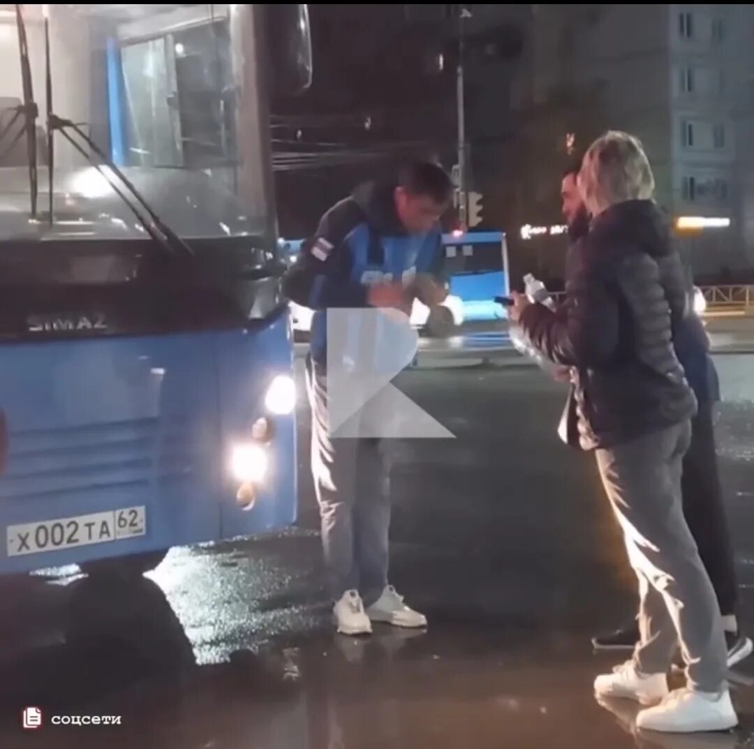 Нападение на рязань. Полный автобус людей. Мужчина в автобусе. Перцовый баллончик правоохранительных органов. Подростки напали на мужчину.