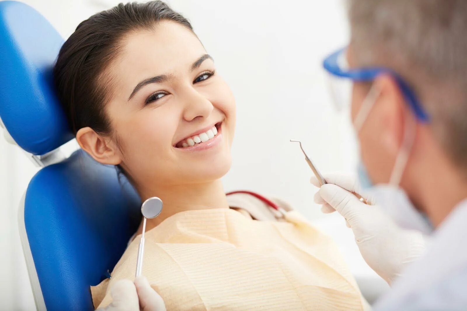 Зуба без рекламы. Сайт стоматологии. О женщина. Консультация стоматолога. Девушка стоматолог.