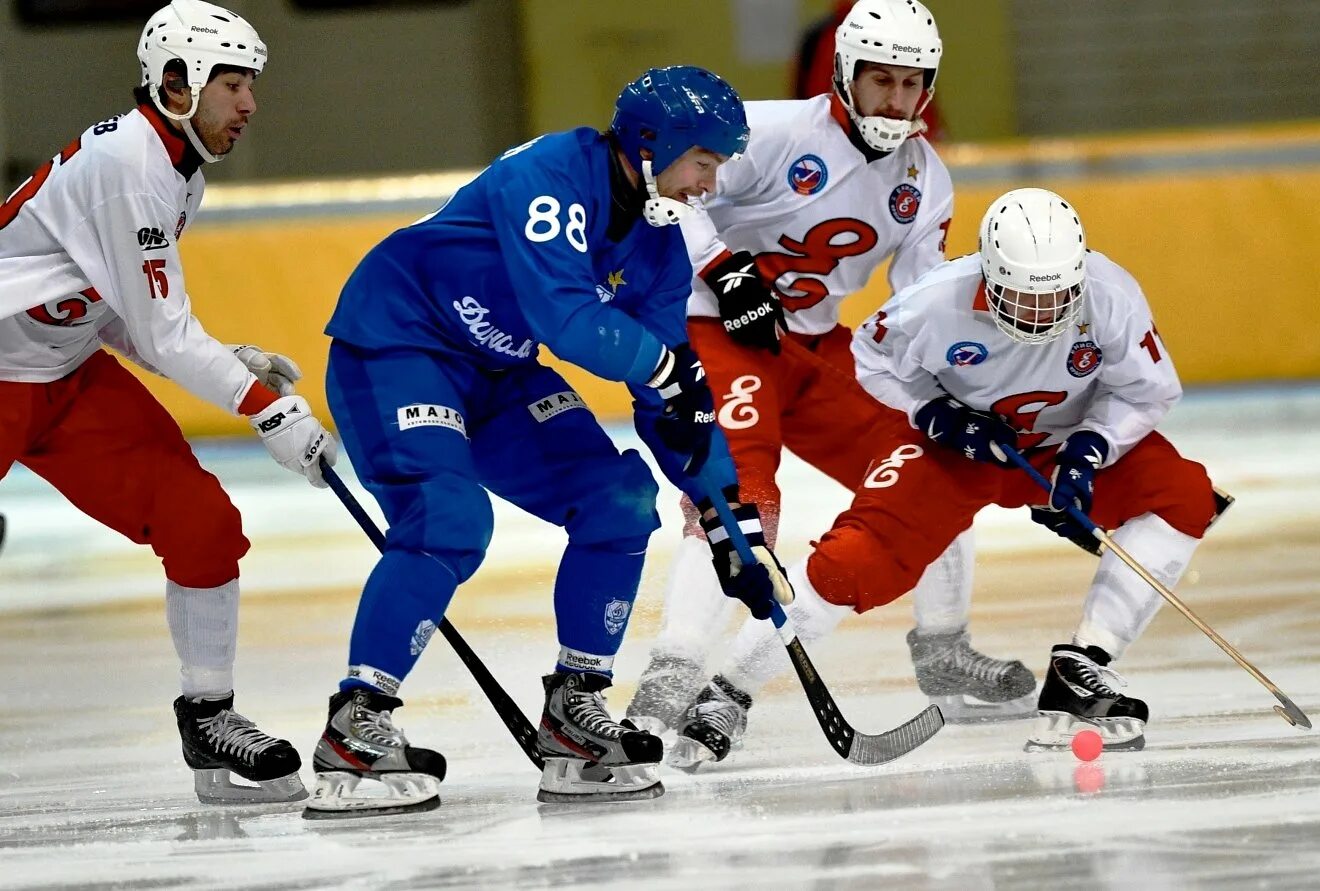 БЕНДИ игра хоккей. Bandy хоккей с мячом. Мяч для игры в хоккей. Русский хоккей с мячом. Русское бенди хоккей с мячом