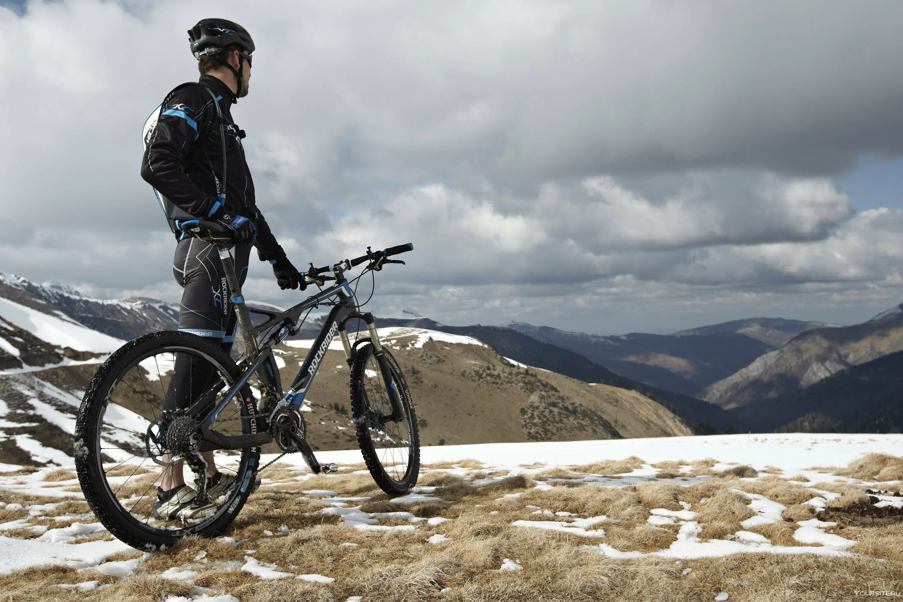 Bike сайт. Велосипед. Велосипедист в горах. Велосипед в горах. Горный велосипедист.