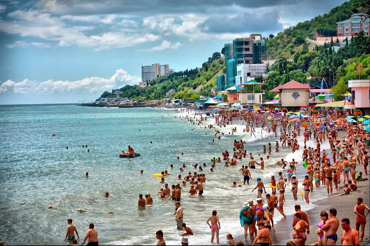 Крым сколько отдыхающих. Алушта Крым. Алушта Крым пляж. Алушта Крым море. Пляжи Алушты 2022.