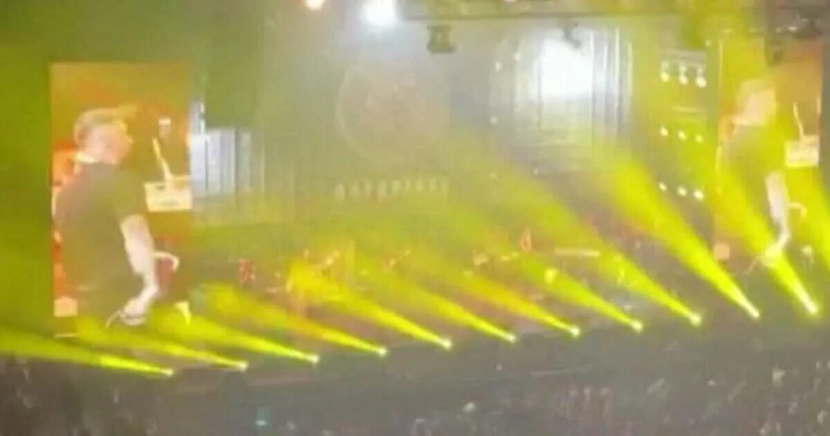 Концерт ленинграда где у людей светились глаза. Баста 2 декабря концерт. Светились глаза на концерте Шнурова. Шнуров на концерте 23 февраля 2020. Шнур сбежал с концерта.