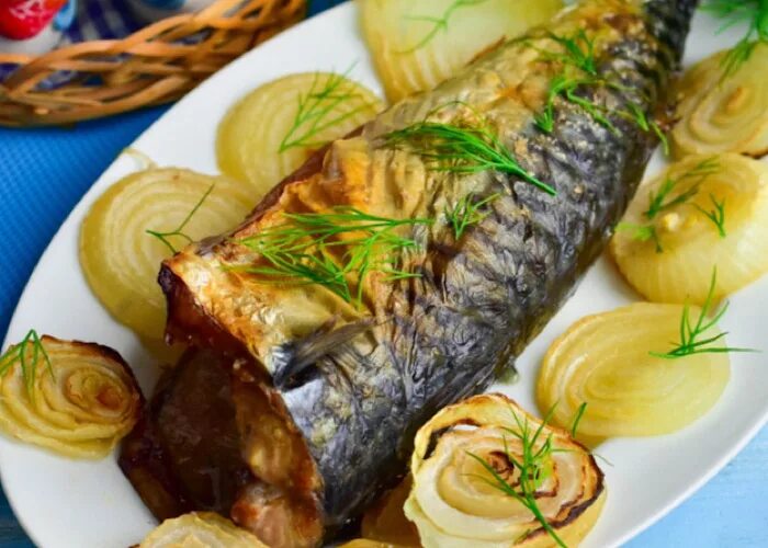 Скумбрия в луковых. Скумбрия запеченная в духовке. скумбрия с гарниром в духовке. скумбрия в духовке самый вкусный. скумбрия фаршированная овощами.
