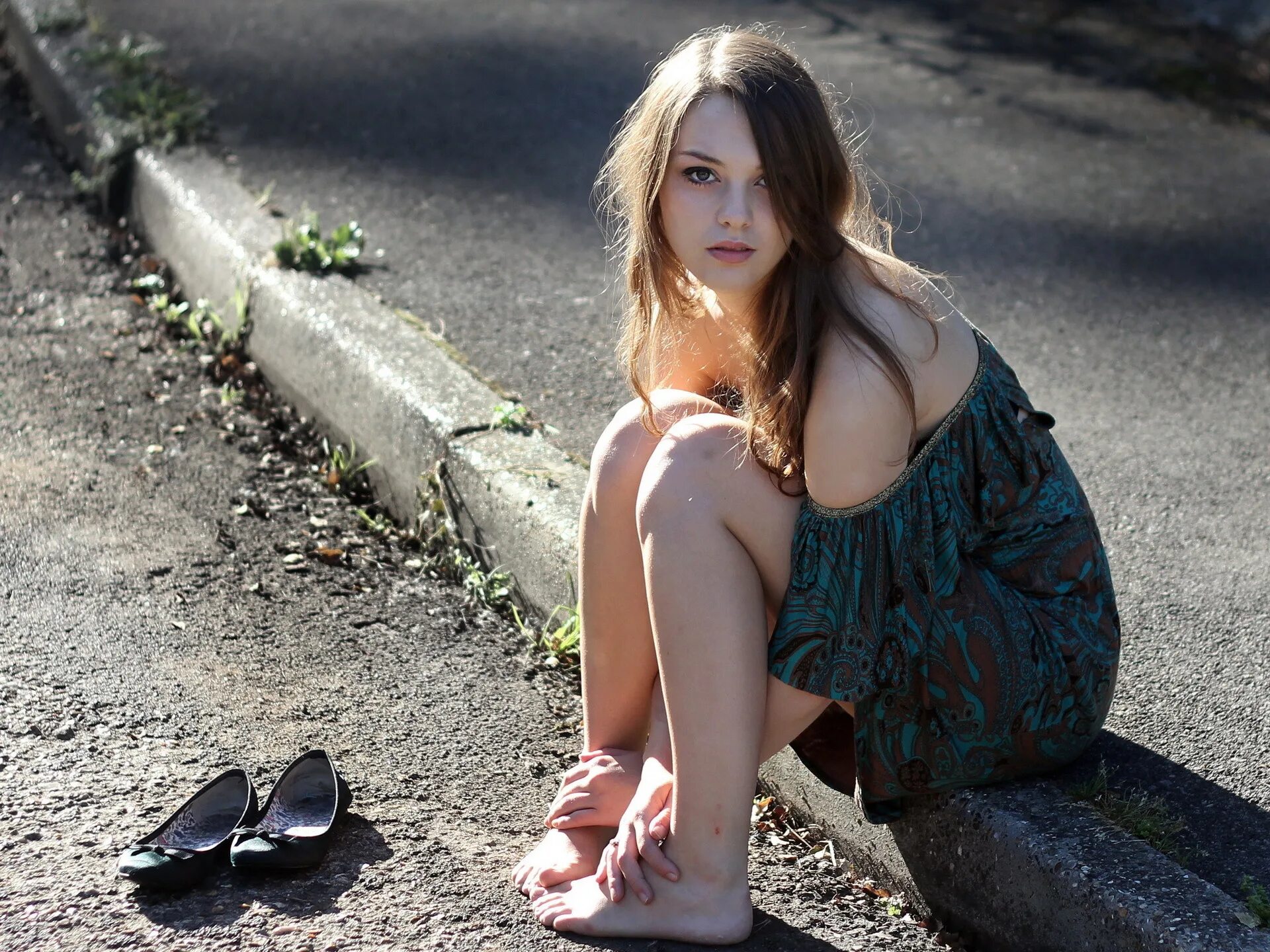 Фотосессия в парке галицкого. Красивые девушки на улице. Девушка на улице. Девушки в туфлях на улице. Юные девушки на улице.