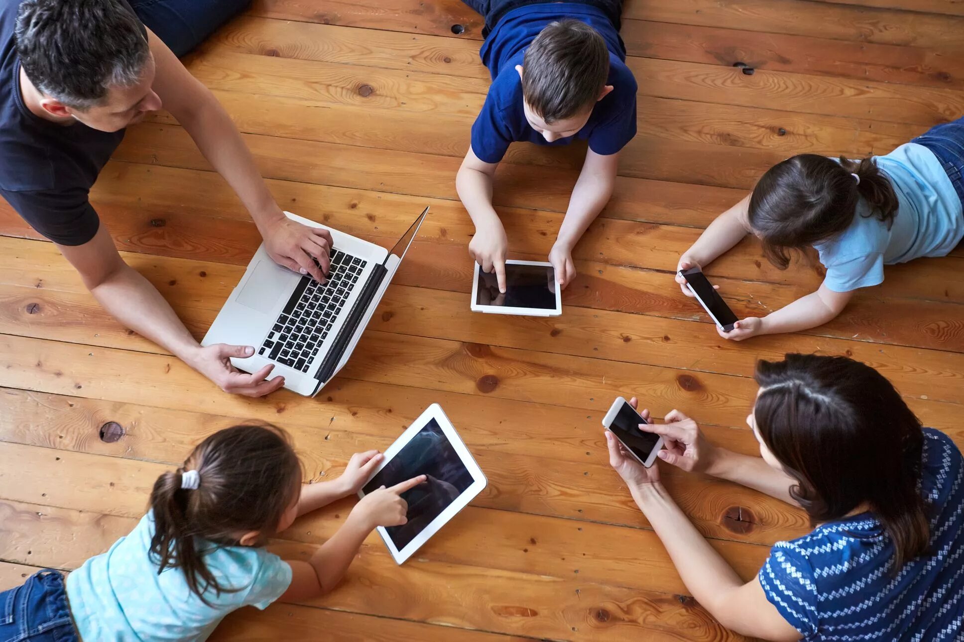 Современные дети и гаджеты. Детям об интернете. Семья с гаджетами. Компьютер для детей.