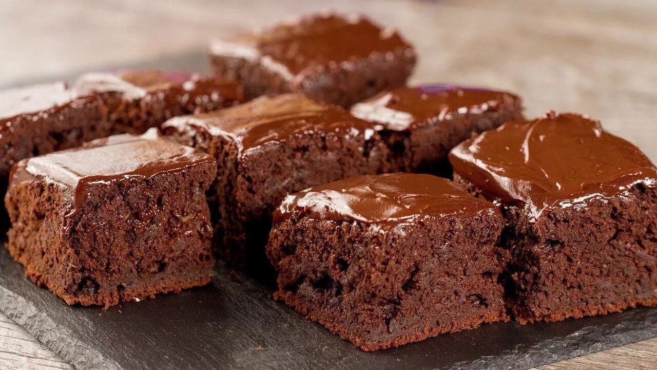 Шоколадный Брауни. Шоколадное пирожное Брауни. Брауни с какао. Шоколадный Брауни классический. Приготовление брауни