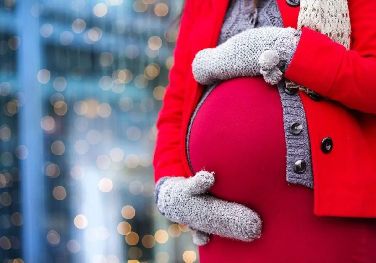 Новогодняя фотосессия беременной. Фотосессия беременных зимой. Фотосессия беременной зимой. Беременность новый год. Беременная женщина зимой.