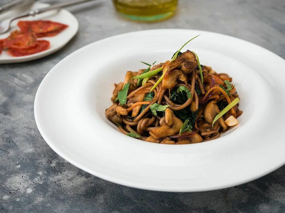 Гречневая лапша с грибами. Соба с шампиньонами. Гречневая лапша с курицей. Гречневая лапша соба с грибами. Гречневая лапша с овощами и шампиньонами.