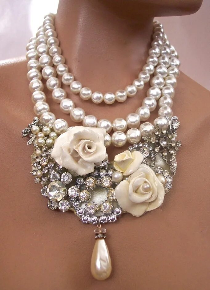 Ожерелье из бисера. Колье на шею. Где можно найти ювелирная кармане выси. Крупные украшения на шею. Плетение брошек.