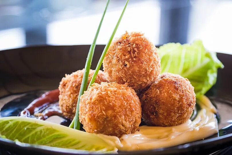 Сырные шарики во фритюре. Шарики во фритюре рецепт с фото. Шарики во фритюре рецепт с фото. Сырники шарики. Сырные шарики во фритюре.