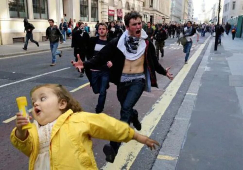 Куча людей и один выделенный. Толпа людей и один человек. Толпа радуется. Мем толпа людей. Человек толпы.