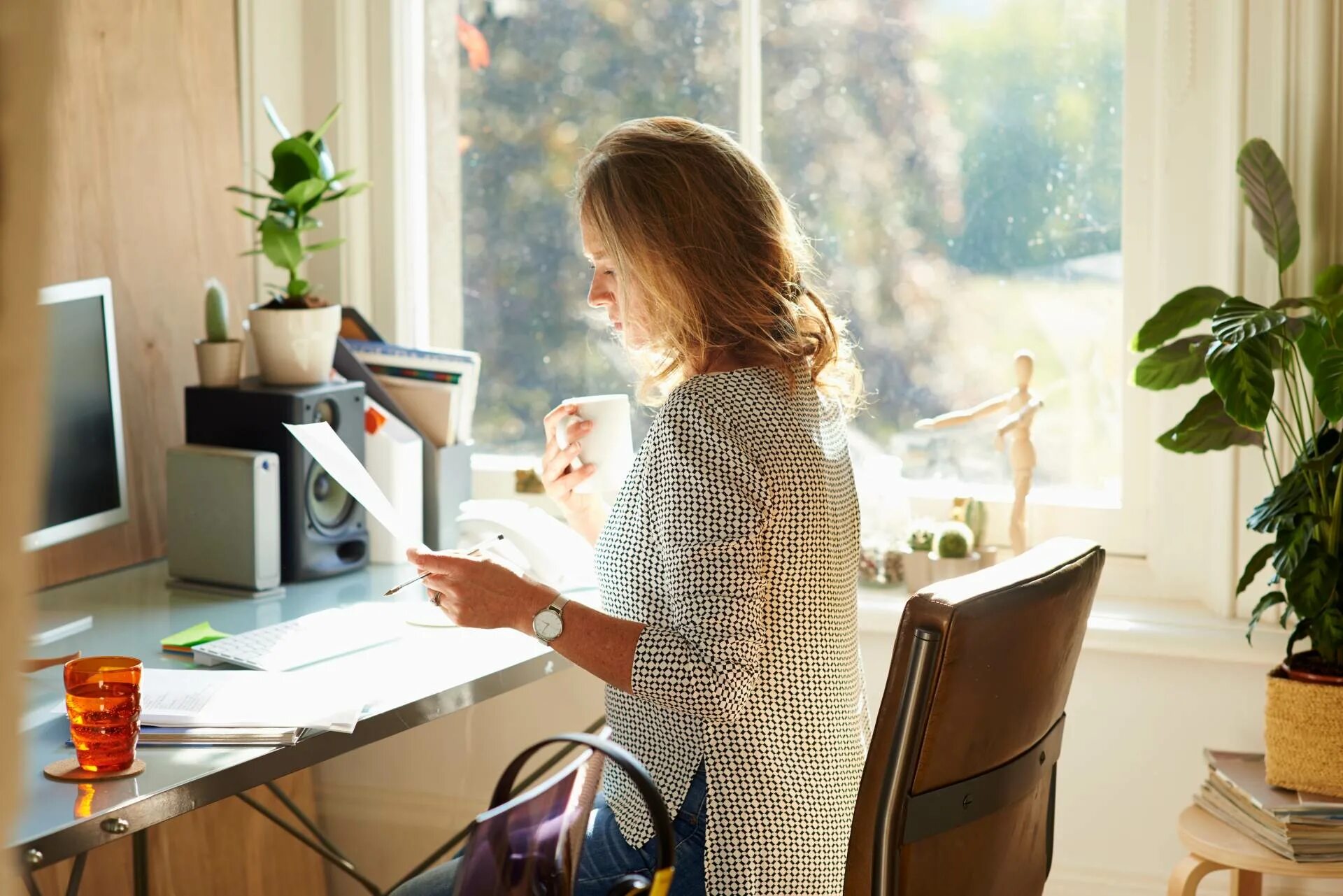 People work at home. Успешная женщина. Женщина за рабочим столом. Красивая девушка за компьютером. Женщина за компьютером дома.