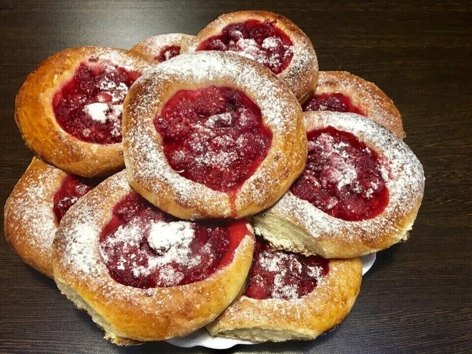 Ватрушка с земляникой. Булочка с творогом и клубникой. Ватрушка с творогом и клубникой. Ватрушка с клубникой. Ватрушка с творогом.