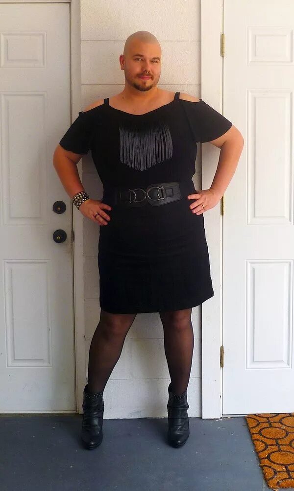 Парень в платье. 61-летний марк брайан. Мужчина одетый в женскую одежду. Мужик одевается в женскую одежду. Парни в женской одежде.