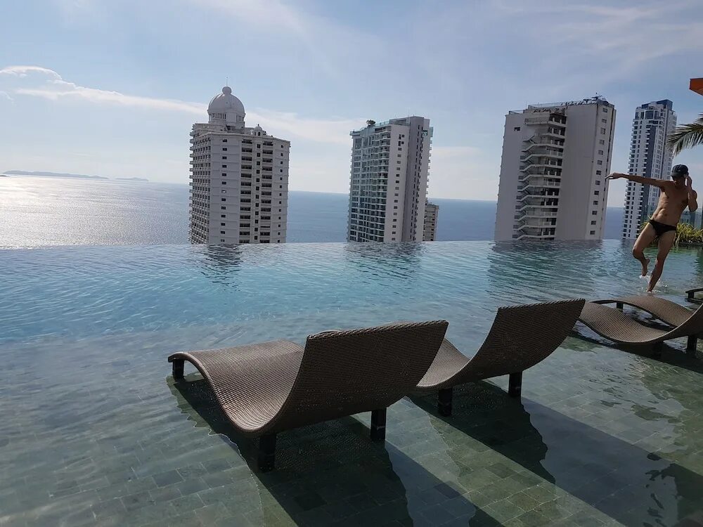 Паттайя riviera jomtien. Riviera hotel паттайя. Riviera pattaya. Ривьера вонгамат паттайя кондоминиум. Ривьера джомтьен кондо.