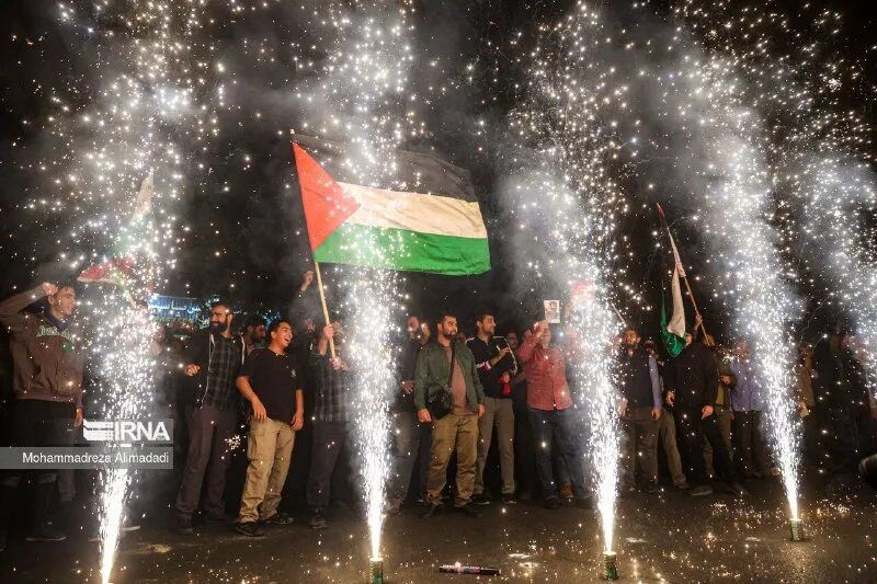 ребенок с флагом палестины. палестинцы празднуют. палестино -израильский конфликт израиль. победа палестины. флаг палестины.